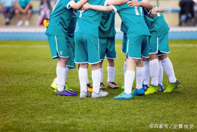 裁判催维尼修斯下场，后者回怼:别碰我你疯了